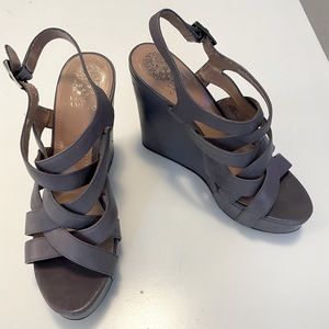 Vince Camuto Shivona Wedge Sandal in gray. Size 10.